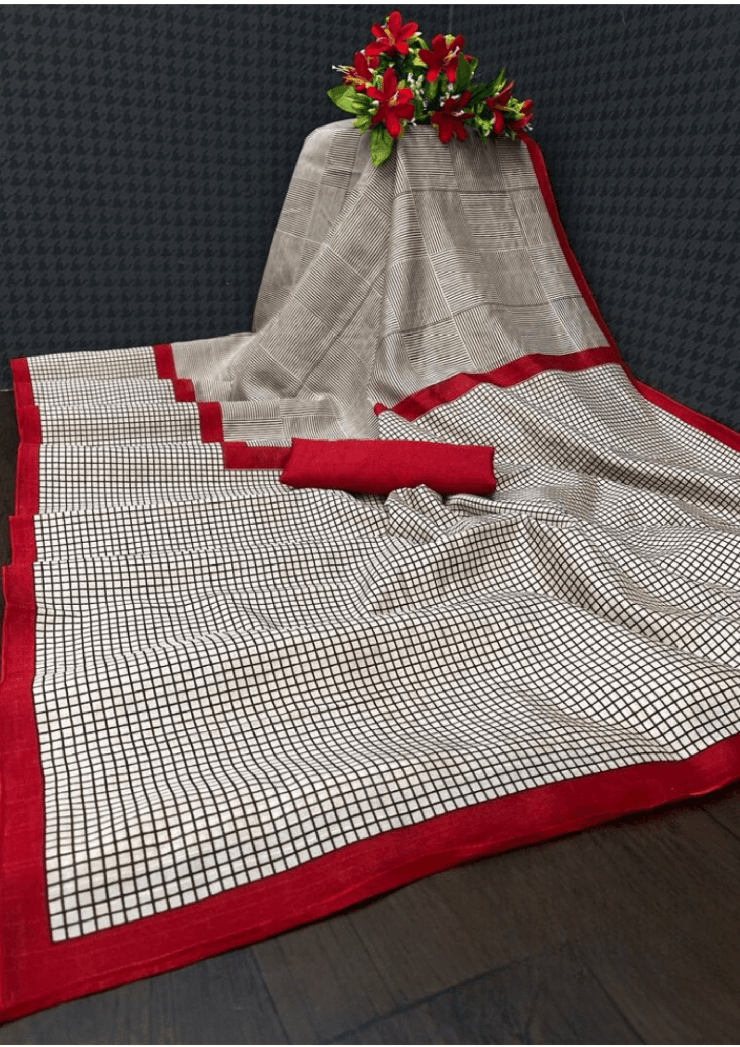 Saree Red and Beige Checkered Saree - SaviDurga